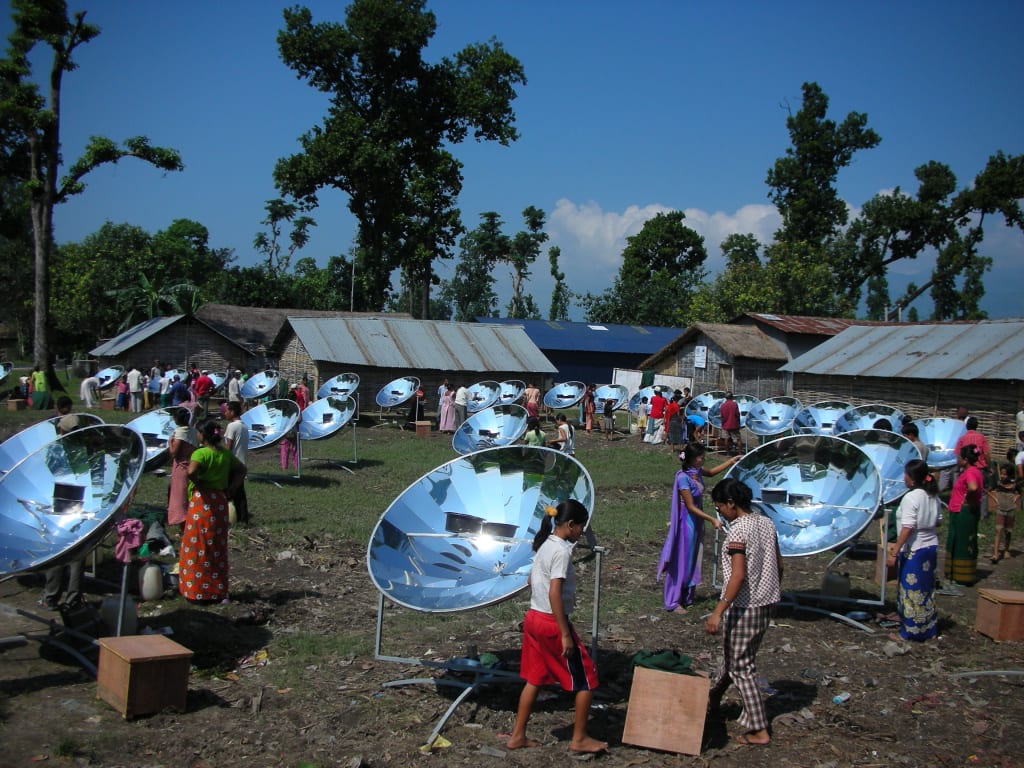 Parabolische zonneovens en hooikisten in vluchtelingenkamp © Maarten Olthof (Boeddha in actie)
